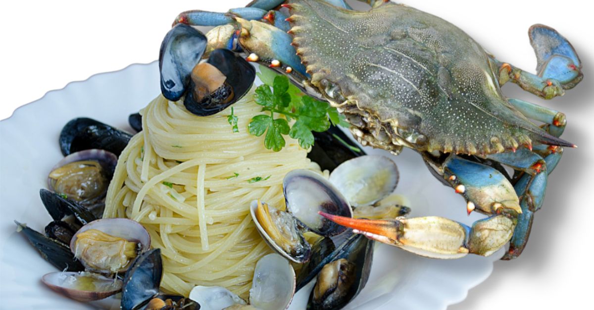 granchio blu che mangia vongole